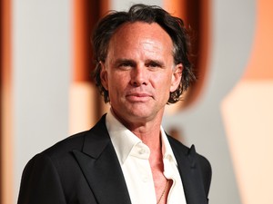 Szemeket eltakarni! A Fehér Lótusz 53 sztárja egy szál fecskében pózol a címlapon