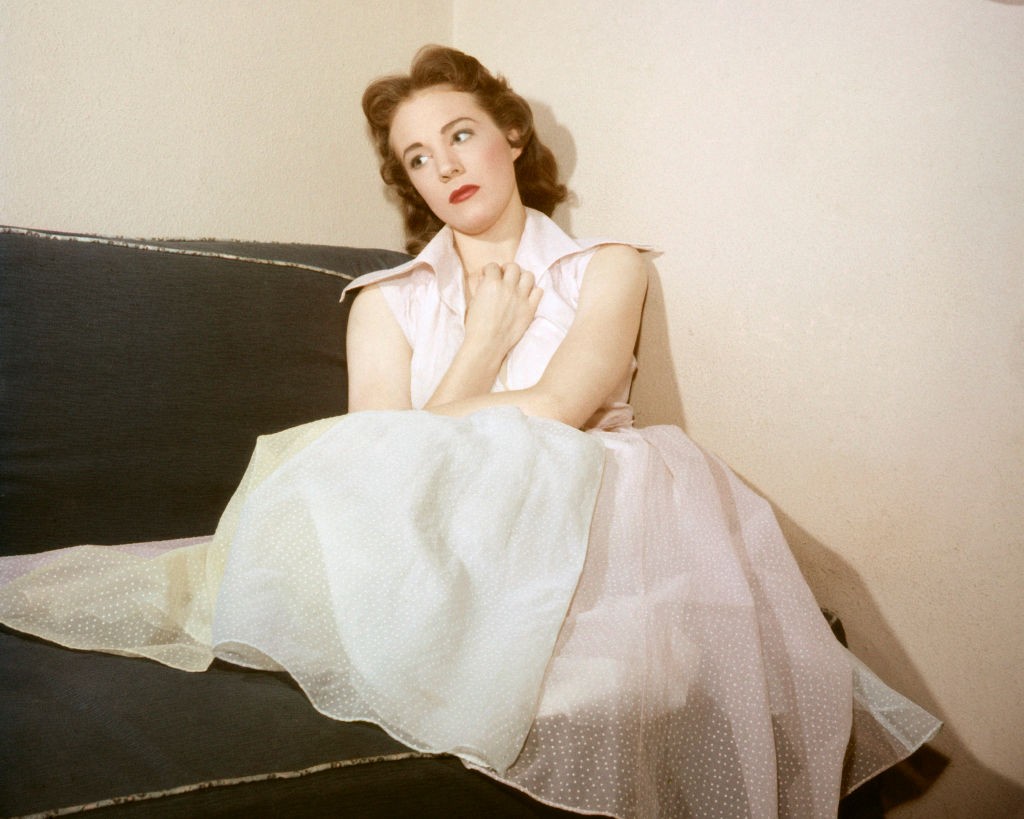 Julie Andrews finom eleganciája és természetes szépsége már fiatalon is megragadta a tekintetet. Az 1955-ben készült fotón a színésznő álmodozó pillantása és légies ruhája különleges hangulatot áraszt.