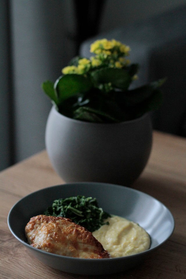 Csirkemell kecskesajttal, szárított paradicsommal, polentával