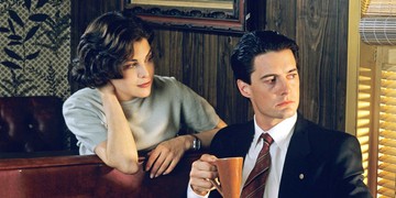 Twin Peaks: Ez az a sorozat, ami miatt a nézők minden szerda este felkapcsolták a villanyokat, és úgy is hagyták. Félelmetes cselekmény, őrült szereplők, hátborzongató zene? A Twin Peaks mind ezt garantálja. Őszintén szólva, egyedül nem ajánljuk, hogy belefogj. Az izgalom meg jövőre fokozódik, amikor ugyanis David Lynch híres sorozata 25 év után folytatódik.