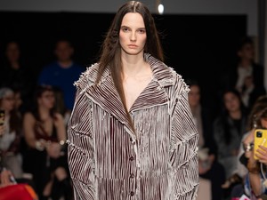 Szarvas Valentin bemutatóján a csendtől volt hangos a kifutó, tarolt a fiatal tervező kollekciója 