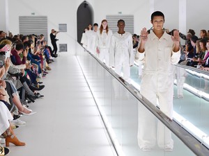 Elképesztő sztori: a kifutón tiltakozott a modell a Gucci ruhái ellen