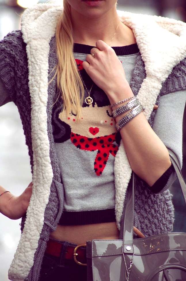 Iszak Eszti kedvenc táskájával pénteken