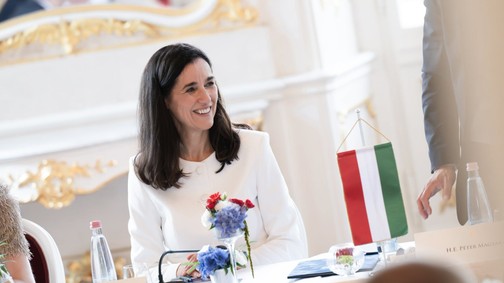 Titkos fegyver Orbán Anita ruhatárában: ez teszi különlegessé a stílusát a szakértők szerint