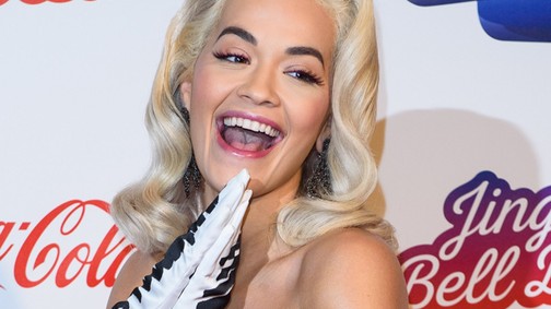 Megkönnyeztünk! Rita Ora és Idris Elba Mikulásnak öltözve mentek a gyermekkórházakba