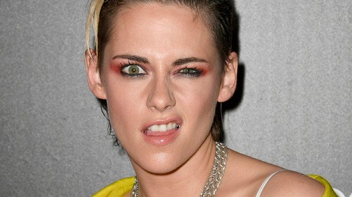 Kristen Stewart megőrült a vörös szőnyegen, szettje is nagyon bolondos volt
