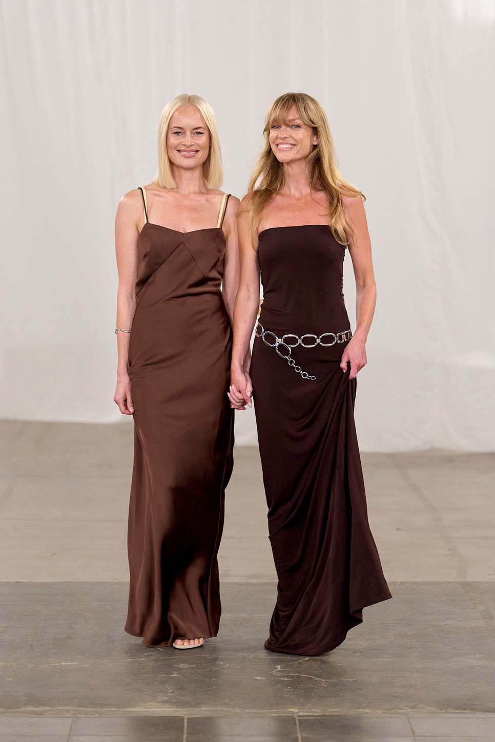 A Rotate tervező párosa a márka 2026-os tavaszi-nyári kollekció bemutatóján a koppenhágai divathéten