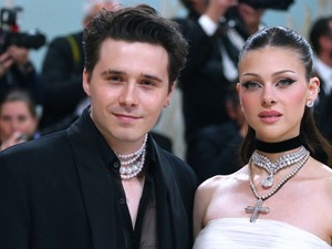 Brooklyn Beckham felesége, Nicola Peltz csipkebugyiban ment randizni, és ki is merült ennyiben a szettje