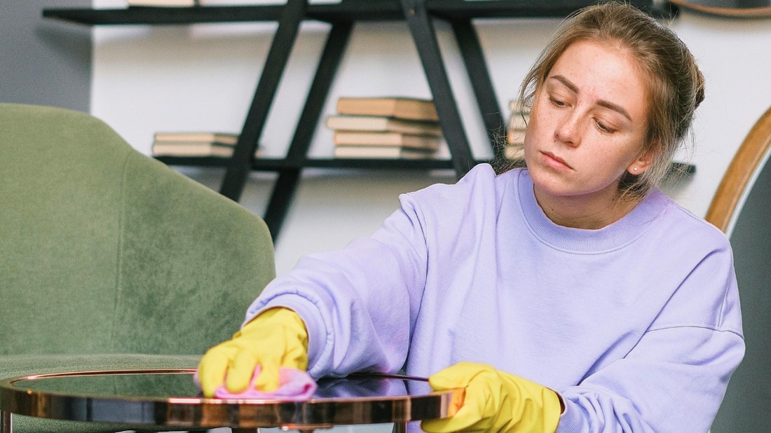 A takarítónő fogadása bizalmi döntés és energiatakarékossági befektetés lehet.