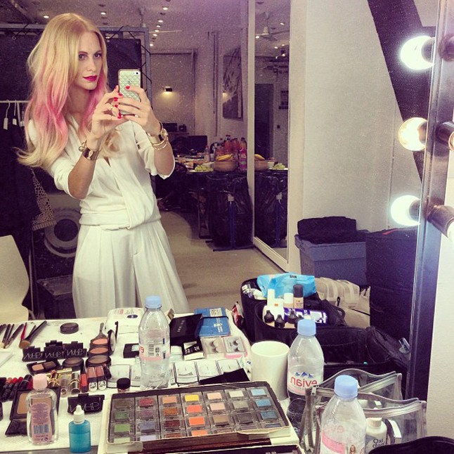 Ismerjétek meg Poppy Delevingne-t, a pink hajú Barbie-babát.