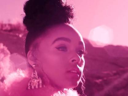 Hatalmas táncoló puncik, kivillanó dús fanszőrzet - itt az év klipje