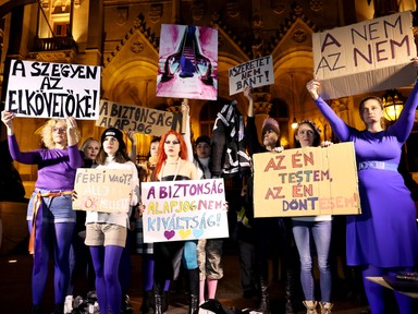 A magyar nők az asztalra csaptak: fotókon a Sikítozó kékharisnyák demonstráció legemlékezetesebb pillanatai