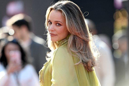 Rachel McAdams művészi fotókon mutatta meg hónaljszőrét: „Ez az én testem”
