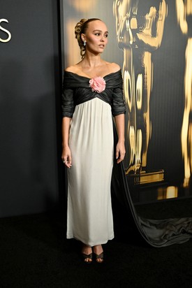 Lily Rose Depp fekete-fehér Chanel kreációját egy rózsaszín virág díszítette. 