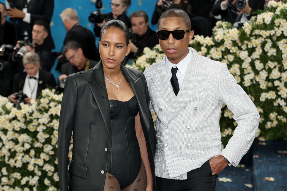 Helen Lasichanh és Pharrell Williams a 2025-ös Met-gálán, a „Superfine: Tailoring Black Style” tematikájú eseményen, a New York-i Metropolitan Művészeti Múzeumban