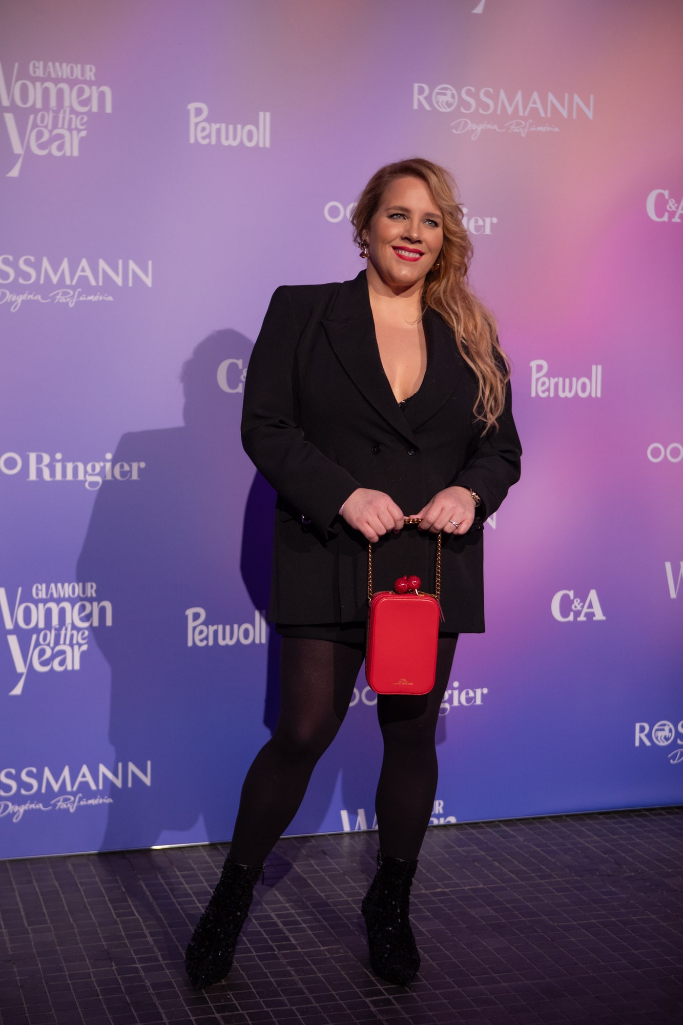 Tóth Vera istenien fest a vörös szőnyegen. A kis piros táskát később Az év énekesnője díj egészítette ki