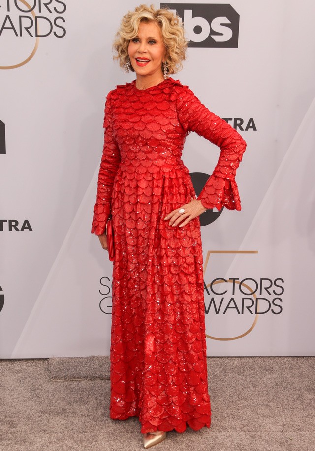 Jane Fonda 81 évesen is felveszi a versenyt a hollywoodi dívákkal, ez a pikkelymintás Valentino ruhája gyönyörű darab