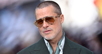 Brad Pitt megint új külsőre váltott, és annyira felismerhetetlen, hogy elmennénk mellette az utcán