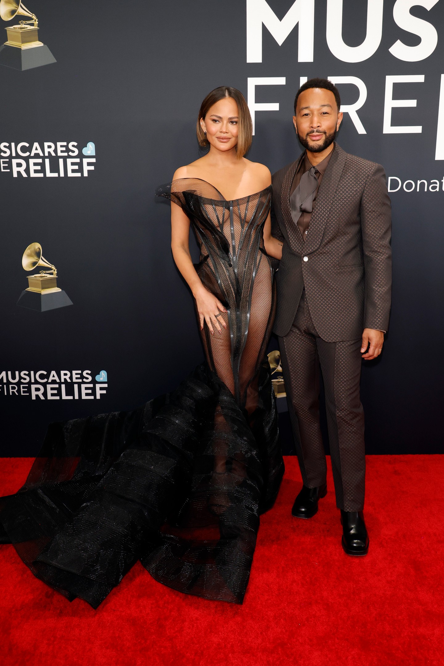 Kétségtelenül Chrissy Teigené volt a legdrámaibb belépő ebben a sejtelmes Christian Siriano kreációban