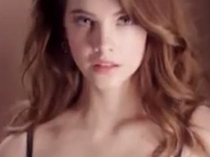 Palvin Barbi Intimissimi fehérneműben csábít