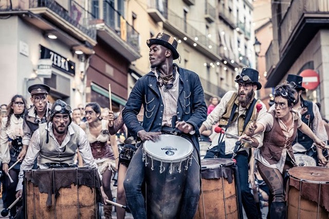 A Sziget egyik leglátványosabb produkciója a Nagy Utcaszínház, ne maradj le róla