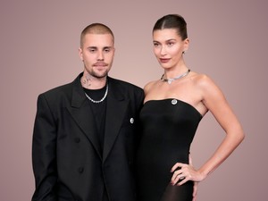 Hailey és Justin Bieber csókolózós címlapjánál még nem láttál intimebbet, ágyban fotózták őket