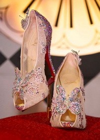 Íme a Louboutin Hamupipőke-cipellője