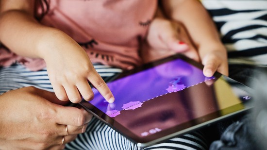 Lehet boldog és mentálisan egészséges gyereket nevelni a mesterséges intelligencia korában? Szakértő válaszol