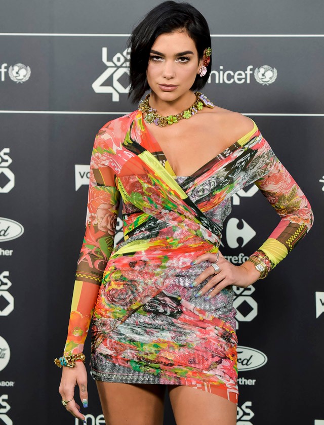 Dua Lipa egy Versace ruhában