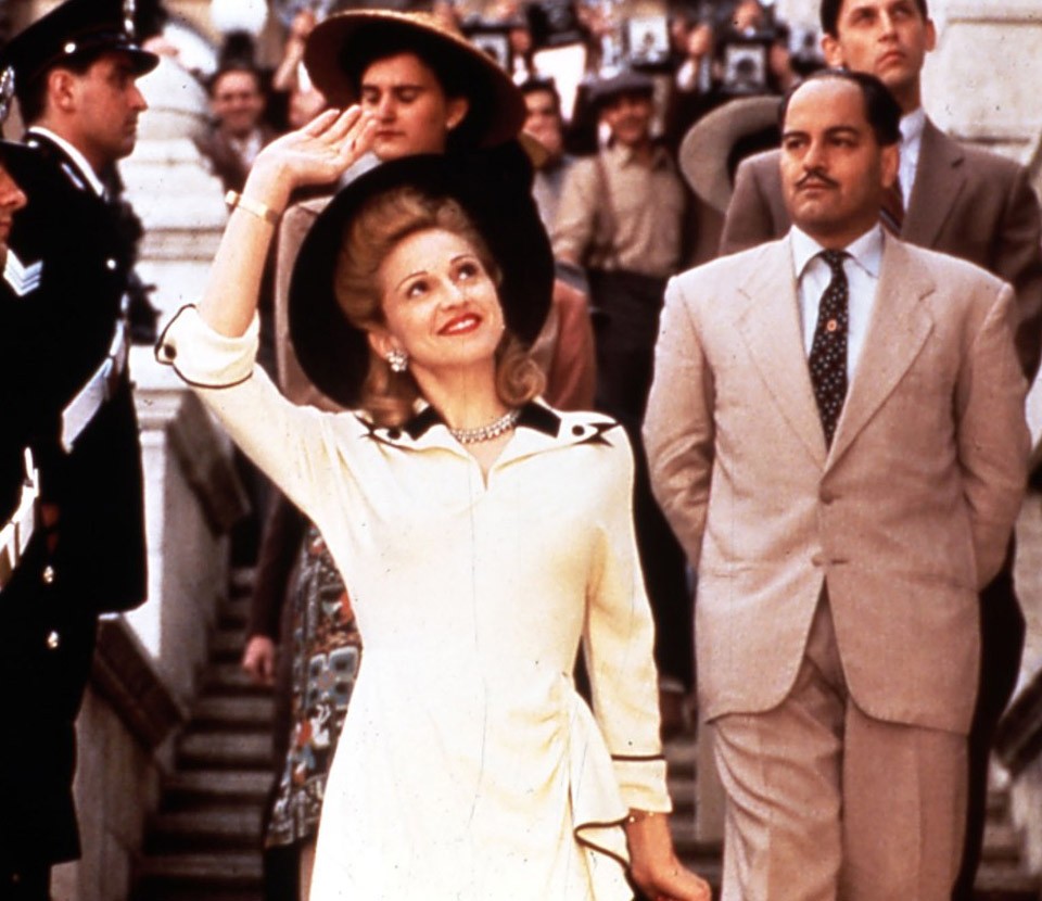 Evita (1996) - Madonna legnagyobb filmes dobása, amire sokan már csak azért is emlékeznek, mert a rendszerváltás utáni Magyarország egyik legnagyobb szenzációja volt, hiszen a film jelentős részét nálunk forgatták. A zenés életrajzi dráma egy teljesen más oldalát mutatja meg az addig ismert Madonnának, érzelmes, szenvedélyes és érzékeny ebben a szerepben, el is nyerte vele a Golden Globe-díjat. Színészi pályafutásának egyelőre biztosan az Evita a csúcspontja.