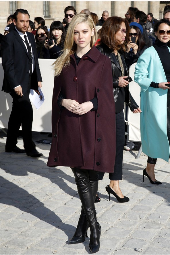 Trendi összeállításban a Louis Vuitton bemutatóján a párizsi divathéten.