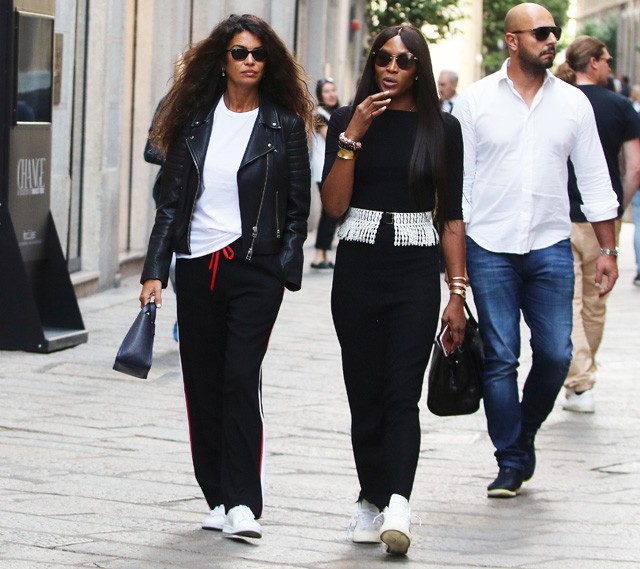 Naomi Campbell Párizsban sétálgat