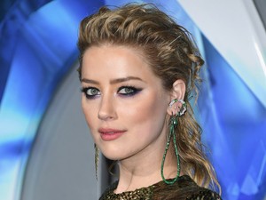 Amber Heard fenékvillantós ruhában büszkélkedik