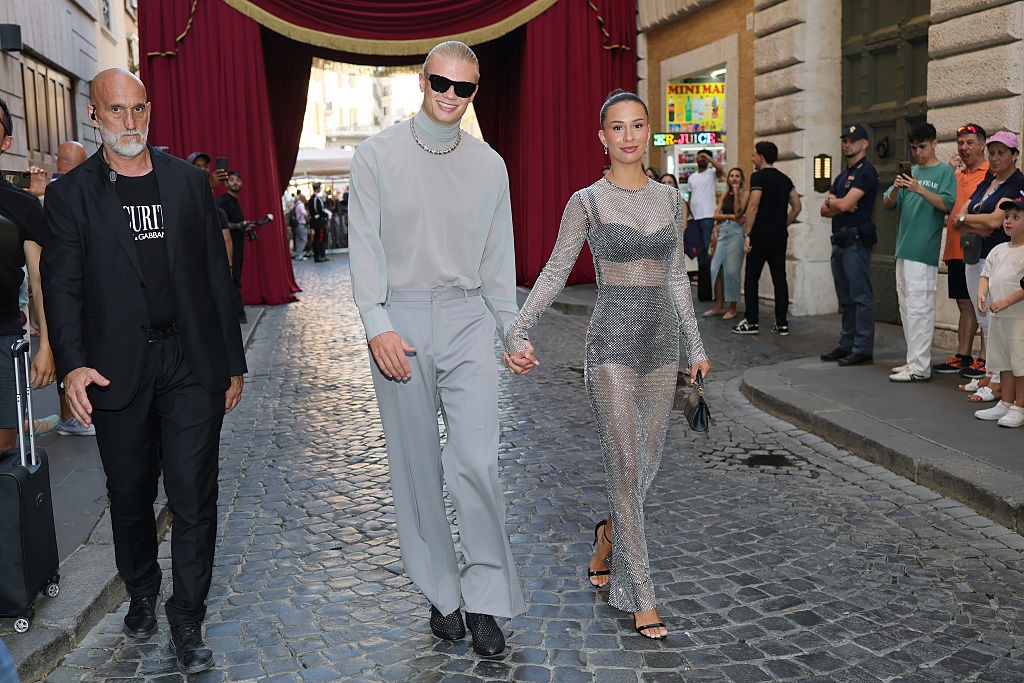 2025-ben, a Dolce & Gabbana Alta Sartoria divatbemutatójára a márka nagyköveteként egy szürkés-kékes, elegáns garbóban és hozzá illő szatén nadrágban érkezett, amit ezüst nyaklánccal és fekete, bőr cipővel egészített ki. 