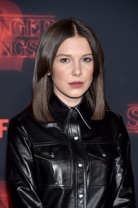 2017-ben már vállig érő bob frizurát villantott a Stranger Things 2. évadának Los Angeles-i premierjén.  