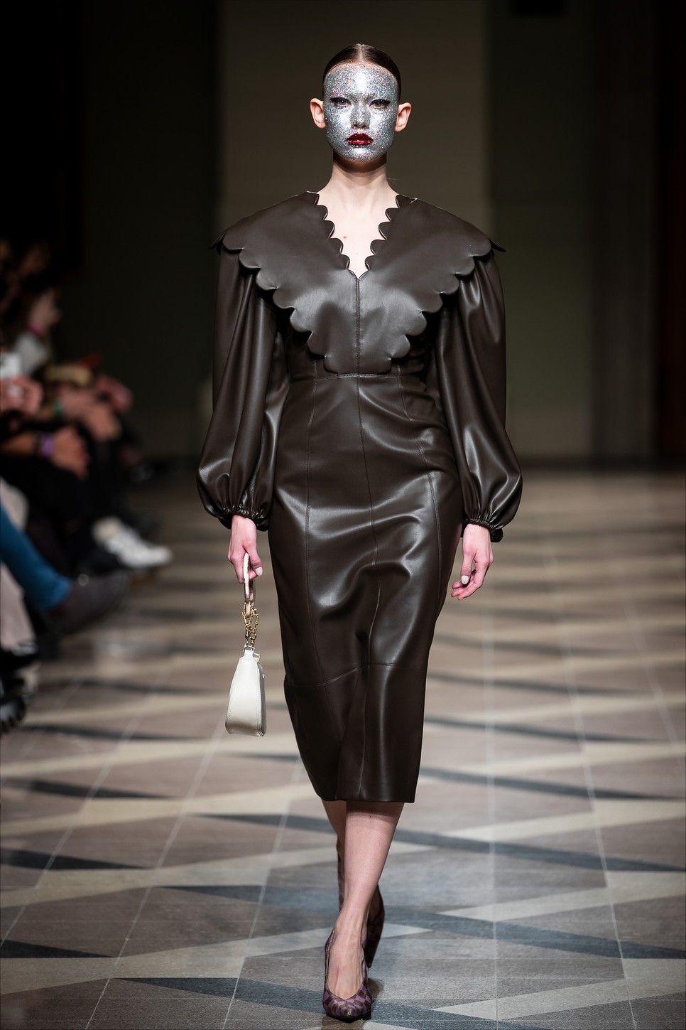 Az Abodi kollekciójáról mindenki tudja, hogy ez lesz a "hab a tortán". A divattervezőnő most sem okozott csalódást: többek közt a bőrt, mint alapanyagot emelte a fókuszba