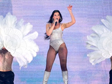 Dua Lipa dekoltázsa láttán azonnal zavarba jössz, nem takargatja a testét az énekesnő