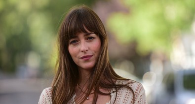 Dakota Johnson nem tud betelni a meztelenruhákkal, újabb ékkövet mutatott a világnak