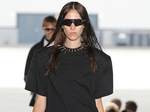 Háború közeleg? A Balenciaga csúnyán lekoppintotta a Vetements egyik tavalyi darabját