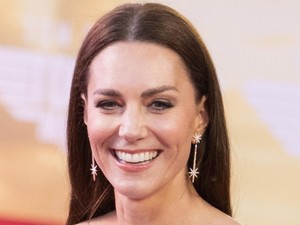 Ez a nő abból él, hogy ő Katalin hercegné hivatalos hasonmása!