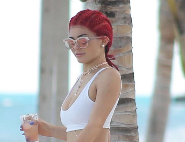 kylie jenner, bikini, fürdőruha, fehér bikini, nyaralás