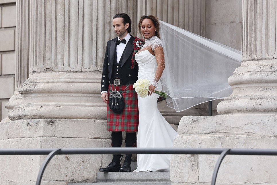 A menyasszonyi csokra krémszínű rózsákból állt