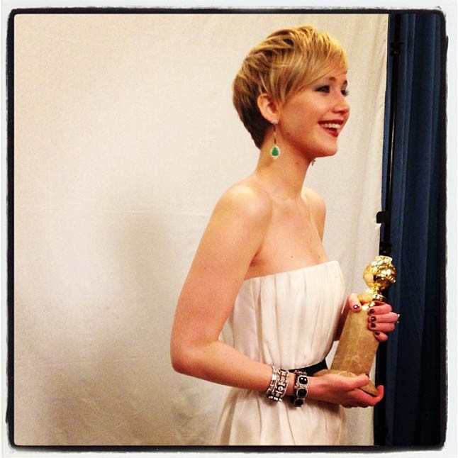 Jennifer Lawrence Golden Globe-jával a backstage-ben.