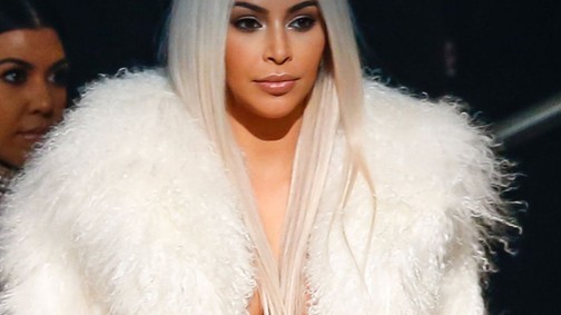 Kim Kardashian 3 hónappal a szülés után meztelenül szelfizett!