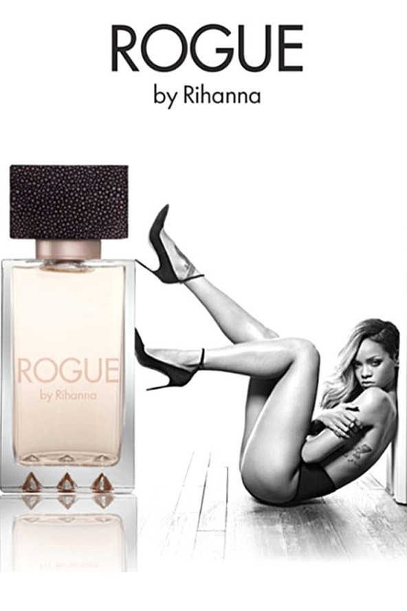 Rihanna egy szál bugyiban reklámozza új illatát