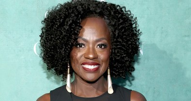 Hoppá, az 52 éves színésznő olyan dekoltázst mutatott az Oscar előtt, hogy csak lesünk