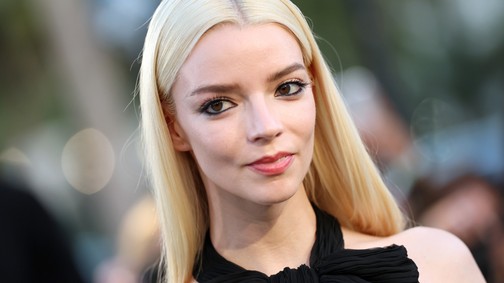Anya Taylor-Joy melltartó nélkül lépett ki az utcára, testszínű ruhában szabadította fel a melleit