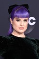 Kelly Osbourne extrém lila haját ez a kedves bársonymasni puhítja.