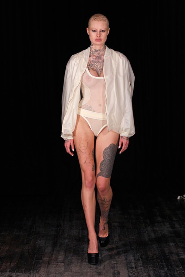 Modell a Katie Gallagher show-n