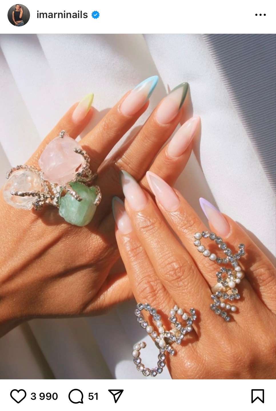 A stiletto körmök rendkívül nőiesek és merészek: a kreatív körömdíszítések és különböző színek alkalmazására a legideálisabb formavilág.